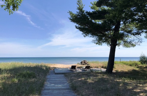 Rumely House | Luxury beachfront retreat15 minutes to town