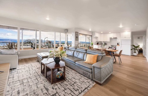 Somerset House | Luxury Bellevue 2B Basement w/180º+ Stunning View