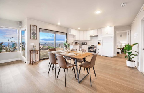 Somerset House | Luxury Bellevue 2B Basement w/180º+ Stunning View