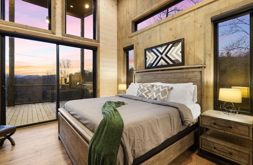 Cashes Valley Cabin | Luxury Blue Ridge Cabin - Hot Tub & Stunning Views