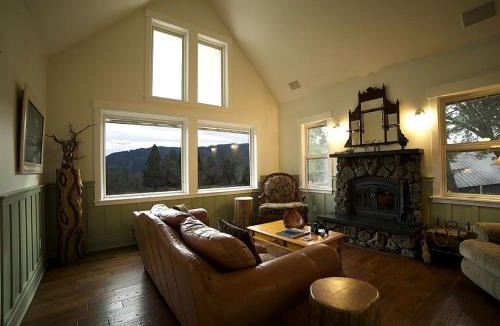 Prospect House | Luxury Cabin Rental in the Cascade Mountains near Crater Lake, Southern Oregon