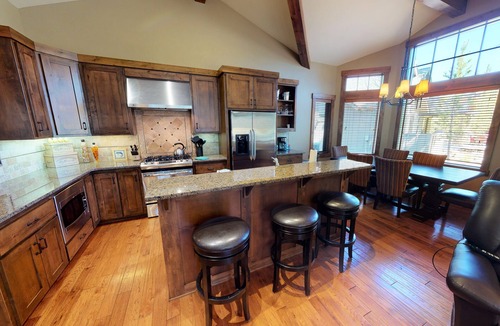 Sunriver Cabin | Luxury Cabin with Access to Forest House