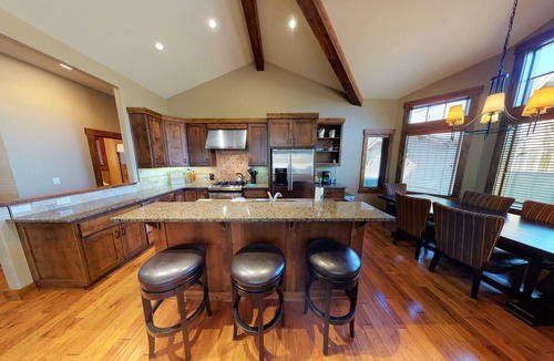 Sunriver Cabin | Luxury Cabin with Access to Forest House