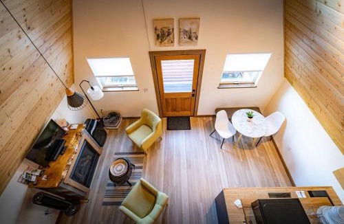 Stevenson House | Luxury Cabin with Outdoor Tub ArtBliss III