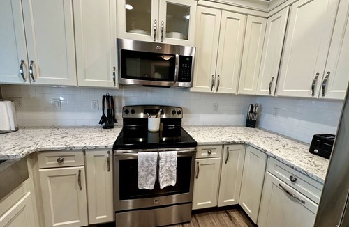 Downtown Des Moines Condo | Luxury condo. 2 car garage, rooftop patio. Perfect for work or play!