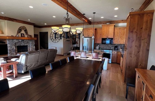 Eden House | Luxury Eden Home: 8 bedrooms, Full valley views, Hot Tub, Amenities & Pets OK!