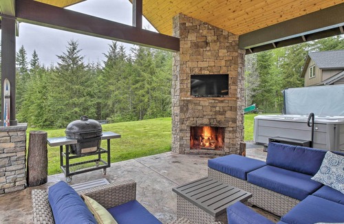 Fall City House | Luxury Fall City Retreat on 8 AC w/ Hot Tub!