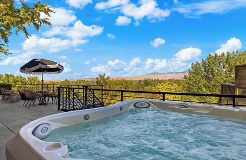 Central Rim Villa | Luxury HGTV "Boise Boys" View House. Sleeps 10. Hot Tub, Sauna, Scenic Views