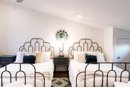 Hillsboro West End House | Luxury Hillsboro Village Rooftop Retreat Sleep 12 w Chef s Kitchen Smart TVs & Garage Walk to Vanderbilt Pancake Pantry & Boutique Shopping Minutes to Broadway 12 South & The Parthenon 24 7 Hospitality
