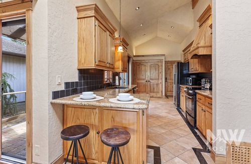 Coeur d'Alene House | Luxury Home—Fireplaces, Hot Tub, Fire Pit, Soaking Tub & Stunning Views for Ultimate Relaxation!
