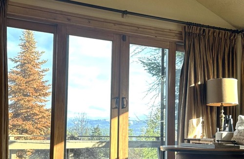 Coeur d'Alene House | Luxury Home—Fireplaces, Hot Tub, Fire Pit, Soaking Tub & Stunning Views for Ultimate Relaxation!