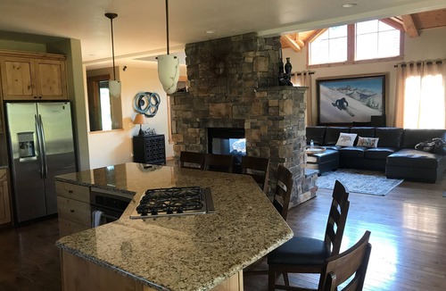 Victor House | Luxury Home on Golf Course 4 bed, 3.5 bath sleeps 11+ large kitchen/family room