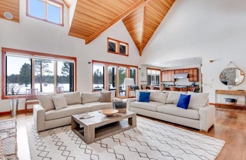 Black Butte Ranch House | Luxury home with amazing views fireplace pool & hot tub