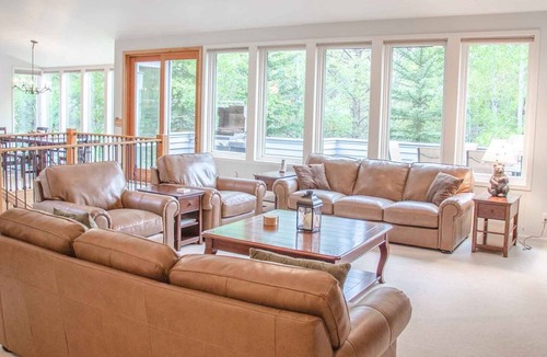 Sunriver House | Luxury home with all the amenities, plus it's dog-friendly!