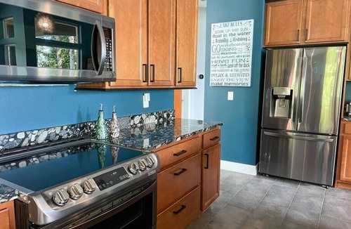 Sedro-Woolley House | Luxury Lakefront with hot tub, views and privacy