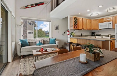 Sandpoint Condo | Luxury Lakefront – Walk to DwTwn & Swim/Play/Ski - Boat Slip