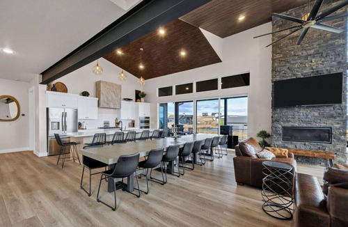 Fish Haven House | Luxury Lodge with Hot Tub, Theater & Pickleball Court
