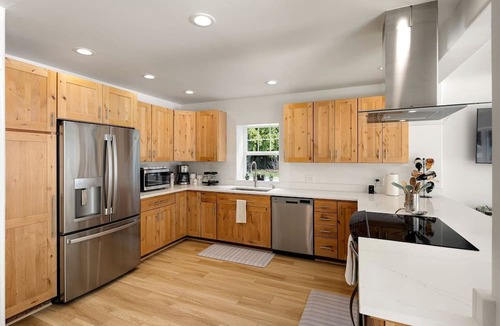 Leaburg House | Luxury McKenzie River Retreat Near Lloyd Knox Park & Leaburg Lake, Oregon
