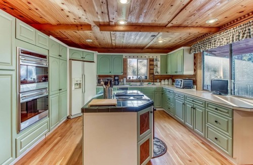Leavenworth House | Luxury Modern Log Retreat on 3 Acres with Hot Tub, Theater, 2 Miles to Downtown