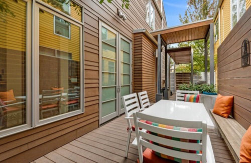 River West House | Luxury Modern on Newport- Westside | Walk | Dog friendly