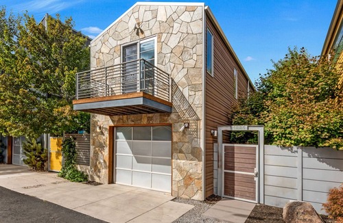 River West House | Luxury Modern on Newport- Westside | Walk | Dog friendly