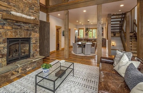 Spanish Peaks Cabin | Luxury Mountain Retreat: SPA, Deck, 2 Living Spaces