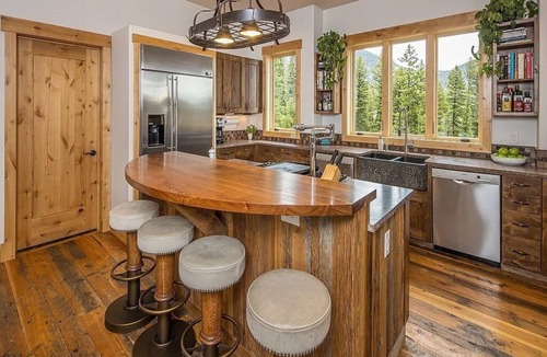 Spanish Peaks Cabin | Luxury Mountain Retreat: SPA, Deck, 2 Living Spaces