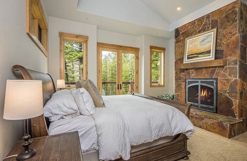 Spanish Peaks Cabin | Luxury Mountain Retreat: SPA, Deck, 2 Living Spaces