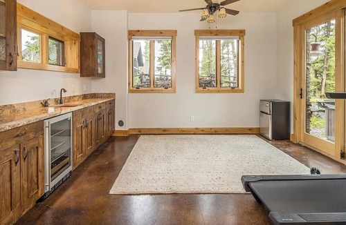 Spanish Peaks Cabin | Luxury Mountain Retreat: SPA, Deck, 2 Living Spaces