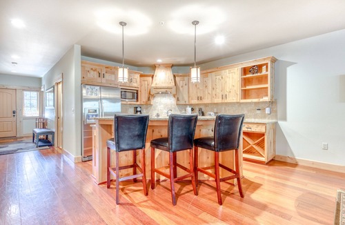 Government Camp Condo | Luxury mountain condo w/shared pool & hot tub, patio, & easy ski access