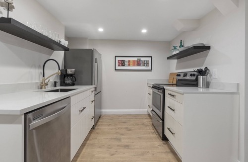 North End House | Luxury N. Tacoma Unit