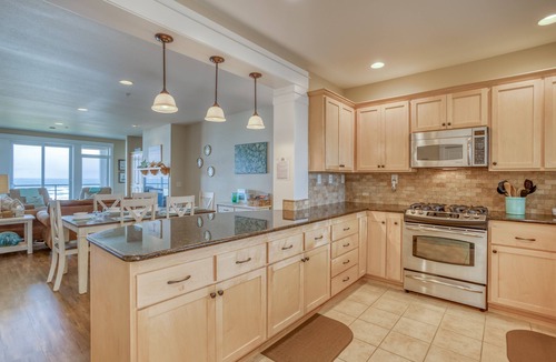 Newport Condo | Luxury Oceanfront Condo with Two Primary Suites Near Newport’s Nye Beach