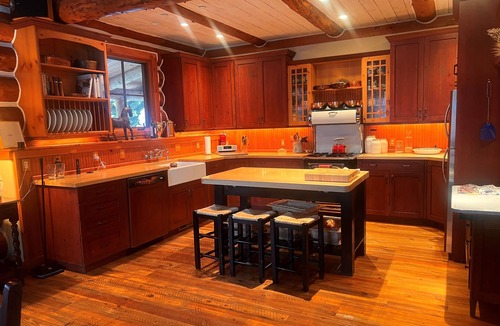 Porcupine Park Cabin | Luxury - Quintessential Montana Retreat - Ski and Fish! Sleeps 8, 3 beds 3 bath