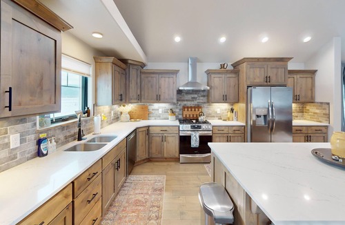 Victor House | Luxury Residential Home on 2.5 Acres w/Views, A/C, Garage, & New Hot Tub!