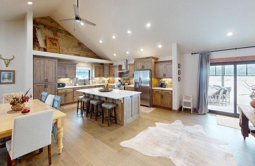 Victor House | Luxury Residential Home on 2.5 Acres w/Views, A/C, Garage, & New Hot Tub!
