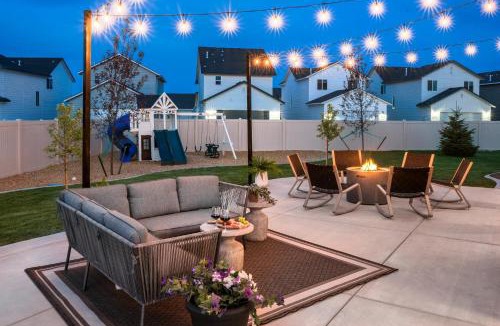 Meridian House | Luxury Retreat Sleeps 17 Spa and Games