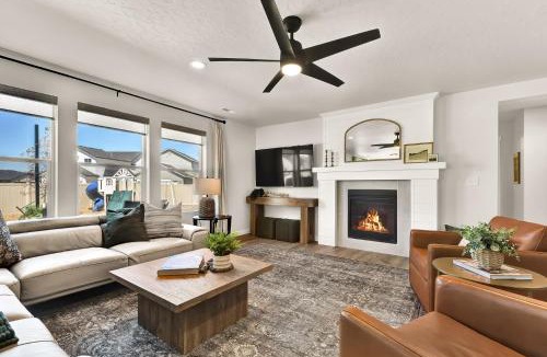 Meridian House | Luxury Retreat Sleeps 17 Spa and Games