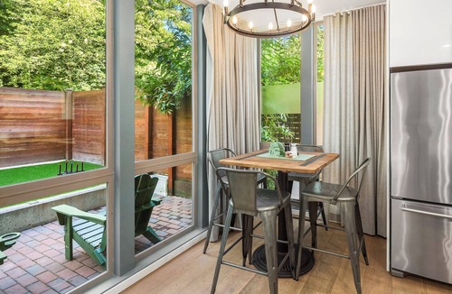 Atlantic House | Luxury Retreat with Rooftop Views, Prime Location, Grill, Outdoor Games, TV