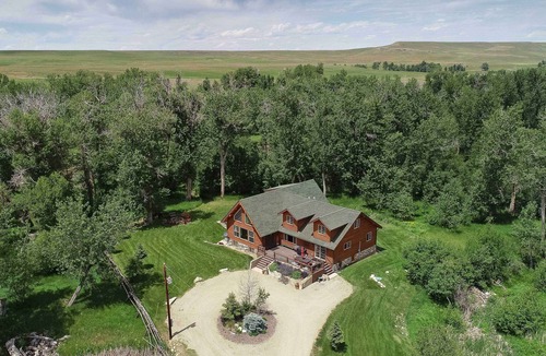 Absarokee Cabin | Luxury Riverfront Beartooth Mountain Lodge - Private Retreat! Visit Yellowstone