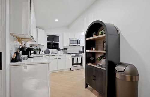 Yorkville House | Luxury Riverfront Retreat w/Game Room + Fire Pit