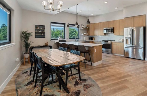 Sandpoint Condo | Luxury Sandpoint Escape w/Rooftop Spa | Downtown