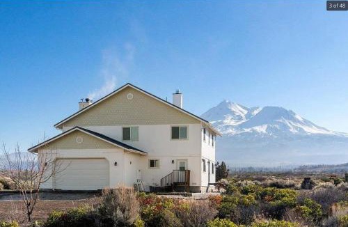 Weed Villa | Luxury Shasta Vista Retreat & Basecamp - Sauna & Jacuzzi