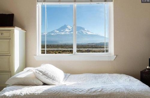 Weed Villa | Luxury Shasta Vista Retreat & Basecamp - Sauna & Jacuzzi