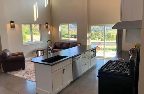 Mount Vernon Apartment | Luxury shome, views above Skagit Valley- EV charge