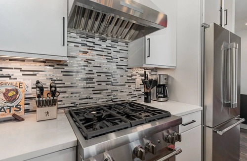 Katie Hill Neighborhood House | Luxury Skyline Rooftop Hot Tub | 5 Min to Broadway