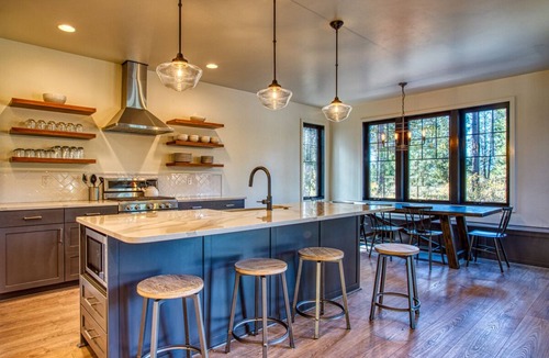 Sunriver House | Luxury Sunriver Lodge, 3 King Suites, SHARC Passes, Hot Tub, EV, Sleeps 16!