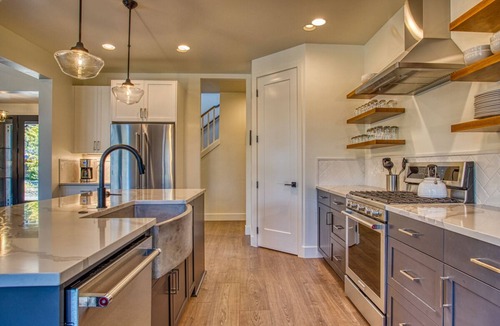 Sunriver House | Luxury Sunriver Lodge, 3 King Suites, SHARC Passes, Hot Tub, EV, Sleeps 16!