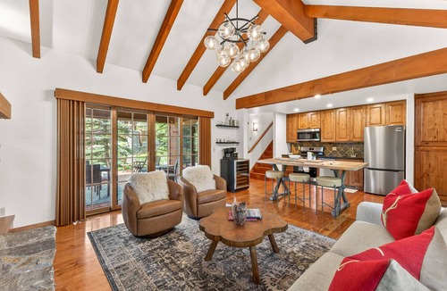 Tamarack Cottage | Luxury Tamarack Cottage | Ski-In/Ski-Out | Hot Tub | Walk to Village