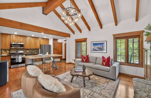 Tamarack Cottage | Luxury Tamarack Cottage | Ski-In/Ski-Out | Hot Tub | Walk to Village