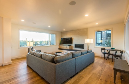 Bend House | Luxury + views ~ 7 mins to downtown ~ resort ~ hot tub ~ wifi ~ BBQ ~ Bend ~ 🐶